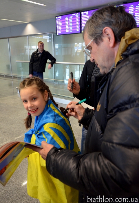 KARLENKO Vassil. Meeting the ukrainian team in the airport